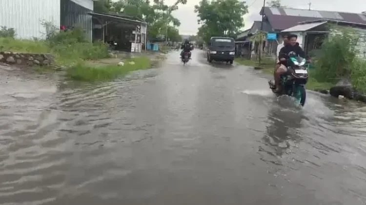 Luapan Air Rendam Jalan dan Pemukiman Bakateu-Malaka